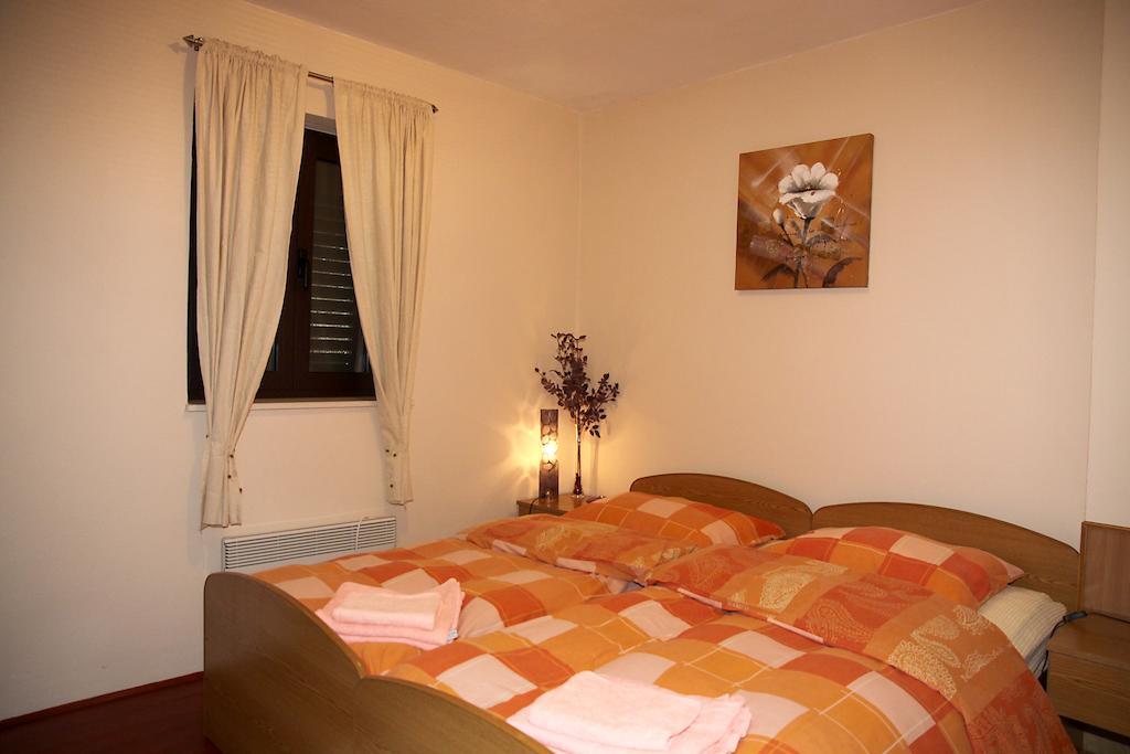 Apartments  Happy villa Splitska Extérieur photo