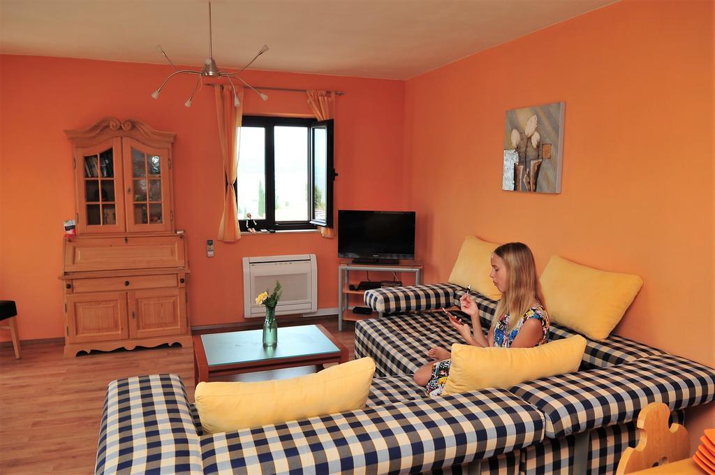 Apartments  Happy villa Splitska Extérieur photo