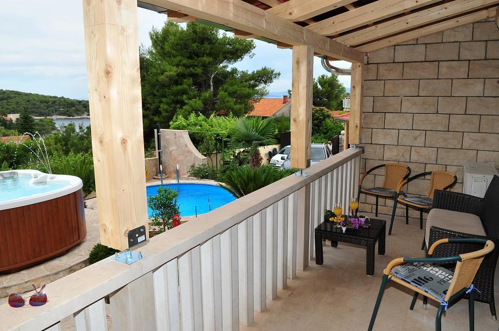 Apartments  Happy villa Splitska Extérieur photo
