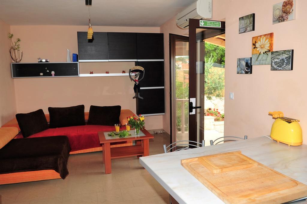 Apartments  Happy villa Splitska Extérieur photo